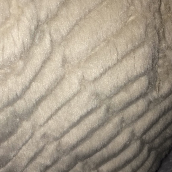 BKE Boutique Faux Fur Tunic Style Vest - Picture 3 of 10